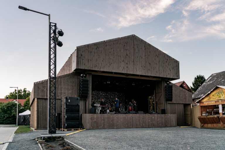 hello-wood-pajtaszinhaz-muveszetek-volgye-szinpad-koncert-darab-zsuzsa_8