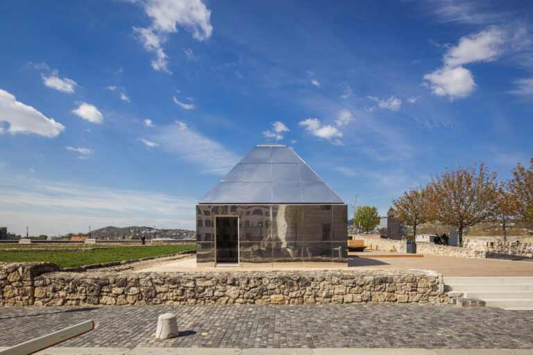 hello_wood_visitor_center_buda_castle_tamas_bata_4