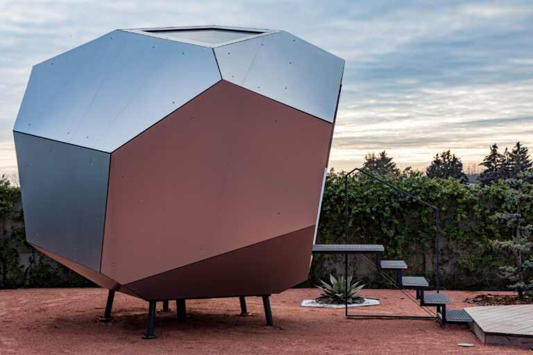 hello-wood-cyber-pebble-cabin-futuristic-design-meeting-room-_2_0