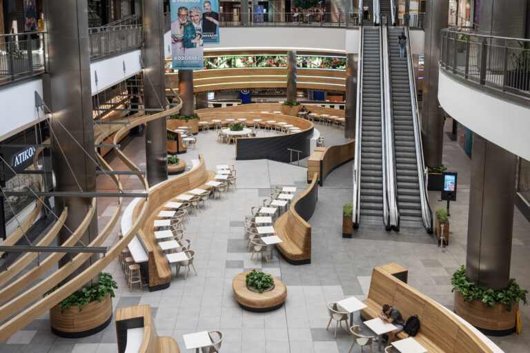 hello-wood-westend-facelift-shopping-mall-food-and-friends-wooden-interior-design-_5